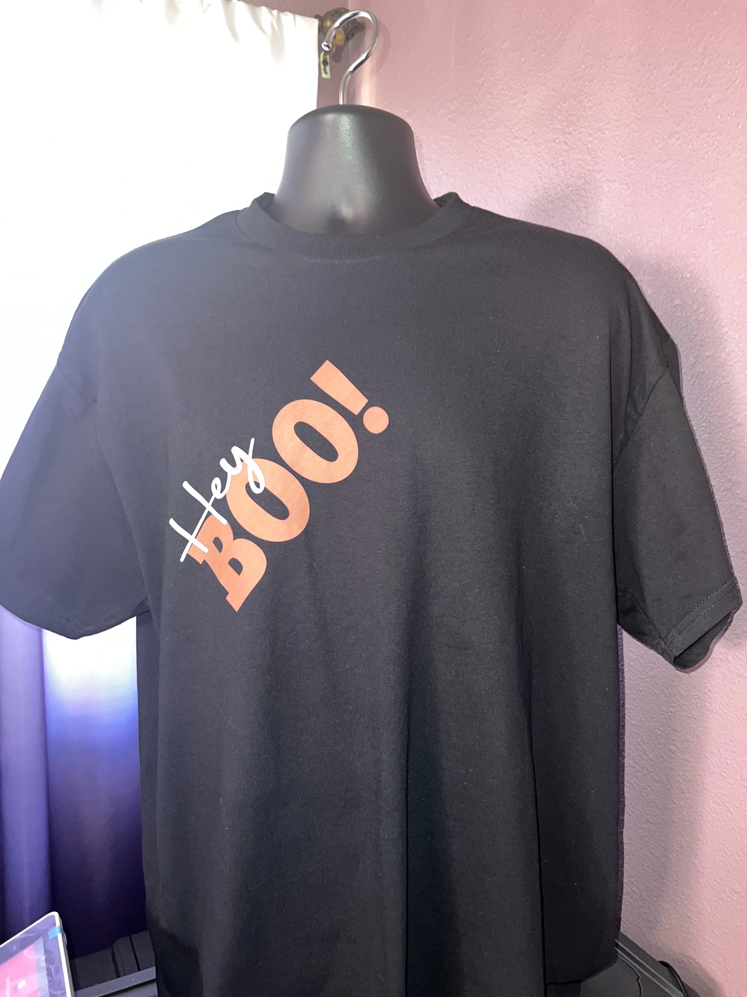 T-Shirt with "Hey Boo” Graphic Design