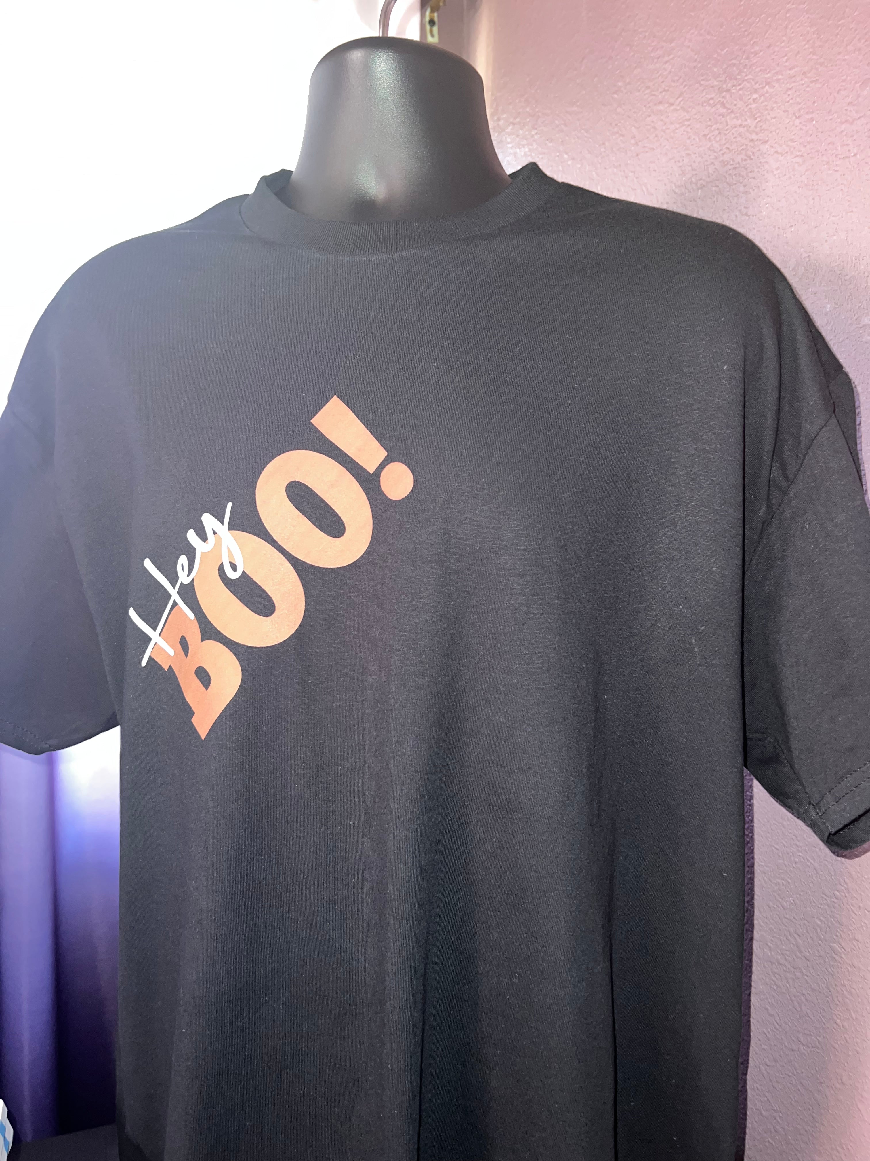 T-Shirt with "Hey Boo” Graphic Design