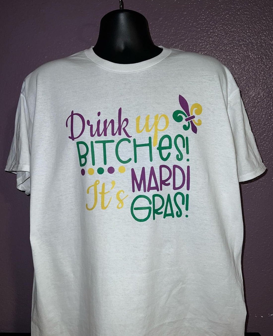 T-Shirt with Drink up Bithes It’s Mardi Gras
